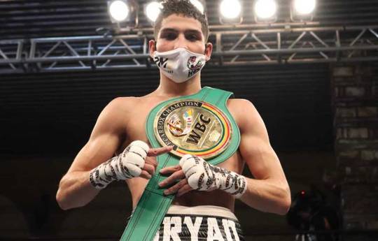 Sampson Boxing assinou contrato com o invicto Bryan "Latino" Acosta