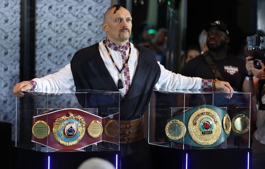 Usyk llegó a la conferencia de prensa en forma de cosaco (foto + video)