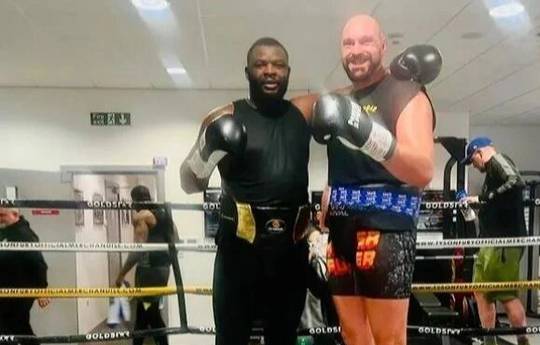 El entrenador Bakole feliz con la sala de combate con Fury