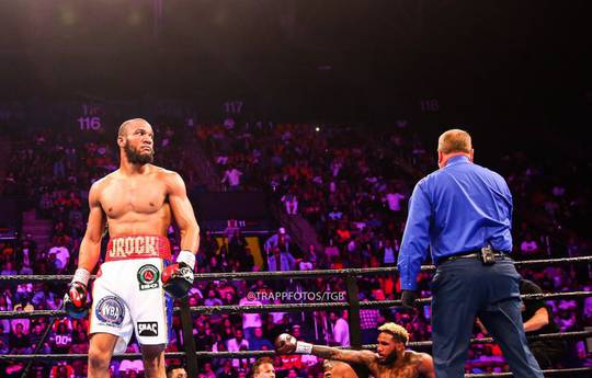 Williams defeats Hurd, takes WBA and IBF titles