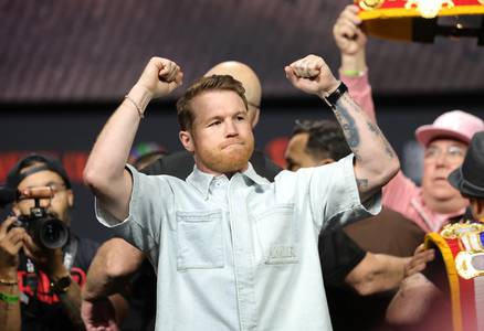 Canelo apostó medio millón de dólares por la victoria de Usyk