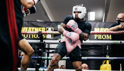 Davis prepares hard for Santa Cruz: video of sparring