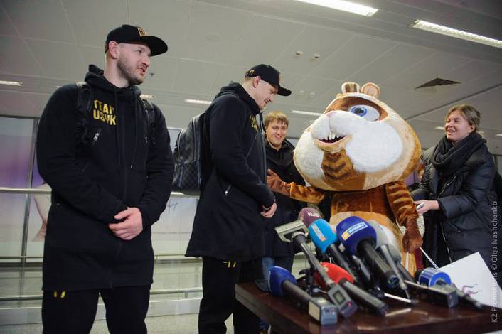 Усик прибыл в Украину (фото + видео)