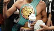 Эрик Моралес с поясом Интернационального чемпиона WBC
