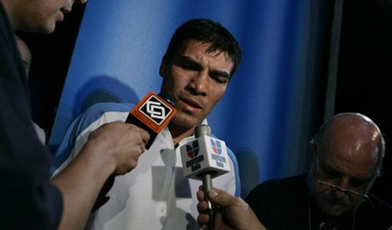 Карлос Бальдомир общается с репортерами на пресс-конференции в Лас-Вегасе