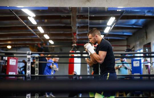 Lomachenko prepares for battle with Crolla (photos)