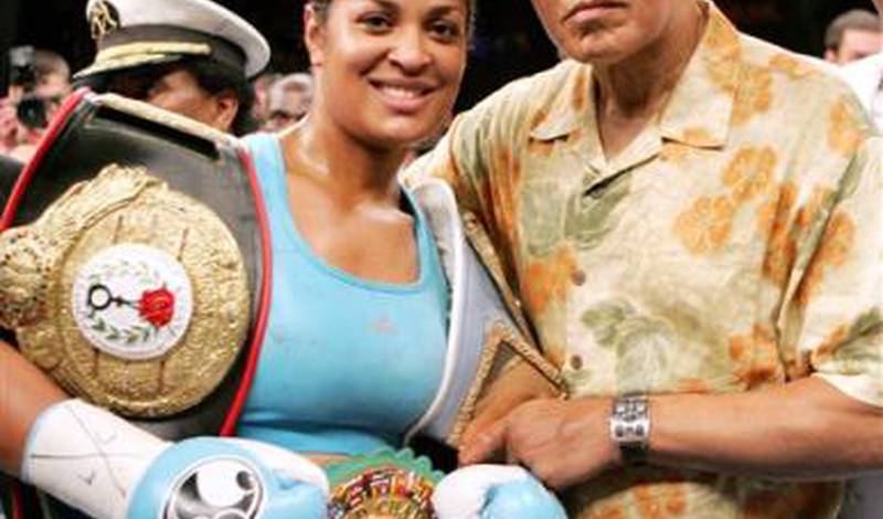 Лейла Али позирует со своим отцом и поясом чемпиона WBC