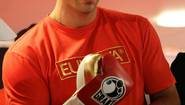Владимир Кличко выбирает перчатки