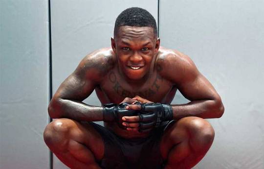 Adesanya a laissé entendre qu'il participerait à l'UFC 300