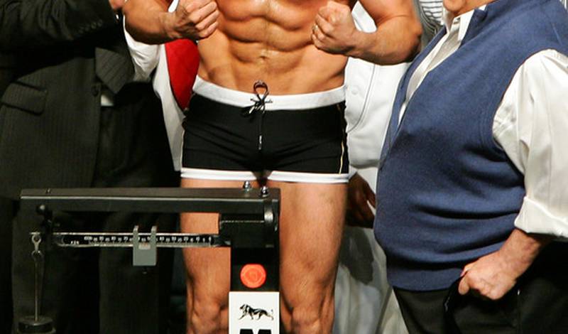 Оскар де ла Хойа под присмотром Хосе Сулеймана (справа) взвешивается на 154 фунта (69,8 кг)