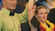 Рефери из Венгрии Бела Флориан поднимает руку Инны Менцер после поединка против Эстер Шаутен