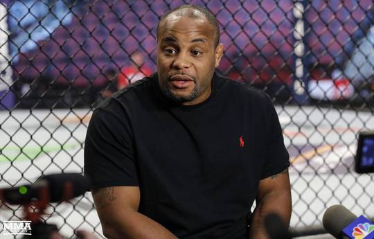 Cormier: Nurmagomedov will transfer McGregor to the stalls and smash him