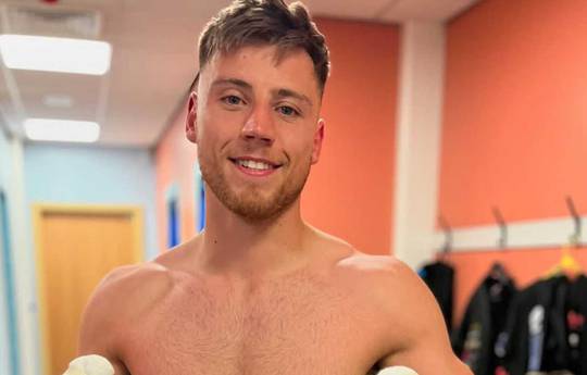 What time is Adrian King vs Adam Kolařík tonight? Ringwalks, schedule, streaming links