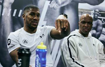 James: Joshua can beat Usyk with me