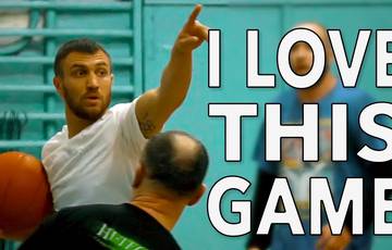 Lomachenko plays basketball (video)