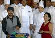 Мэнни Паккьяо разрезает торт, подаренный президентом Филиппин Глорией Арройо