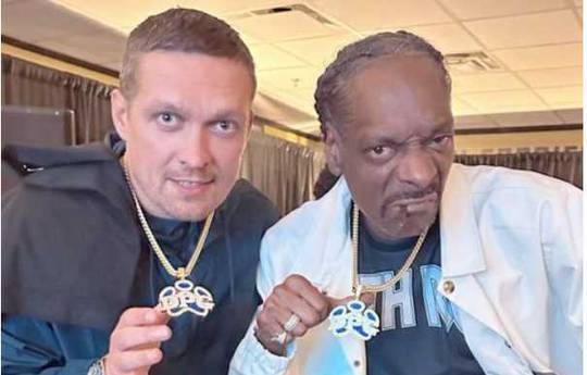 Snoop Dogg a offert un collier à Usyk.