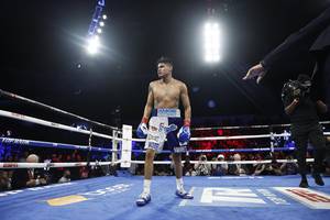 Navarrete defended the title by technical decision