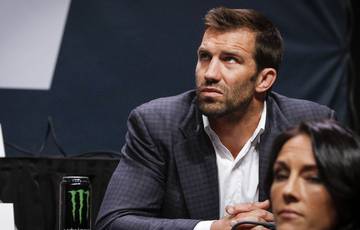 Rockhold withdraws from Strickland fight