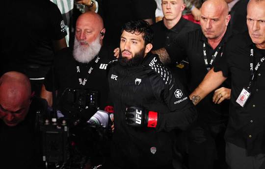 Кормье: "Я не понимаю, почему Арман не борется за титул"