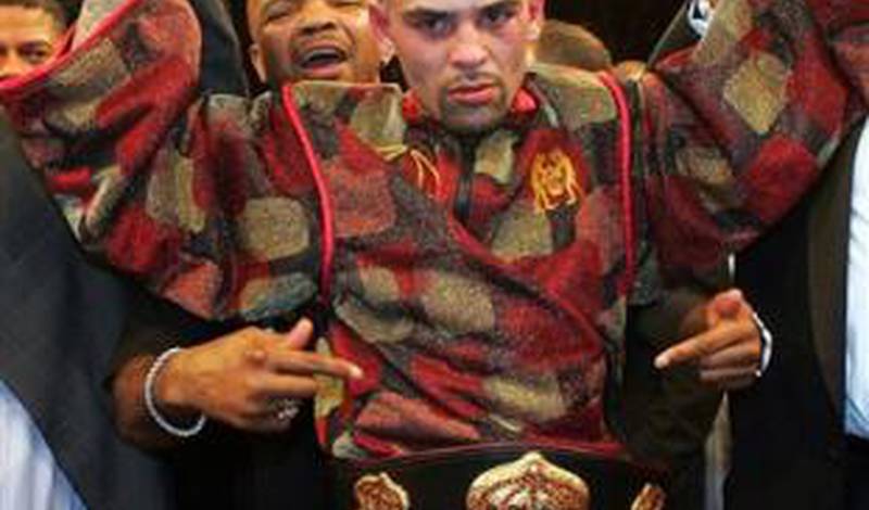 Луис Кольясо с поясом чемпиона WBA после победы над Хосе Риверой 2-го апреля 2005-го года