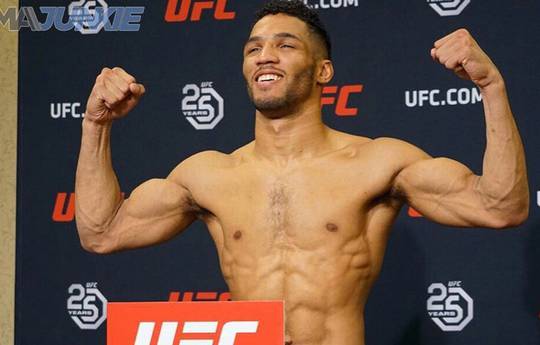 Бойцы шоу UFC on FOX 31 прошли взвешивание (видео)