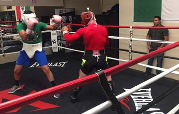 Canelo sparring bigger guys