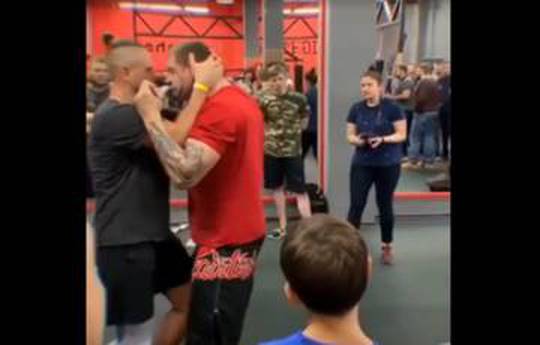 Alexander Emelianenko gives a clip round the ear to the partner in the master class (video)