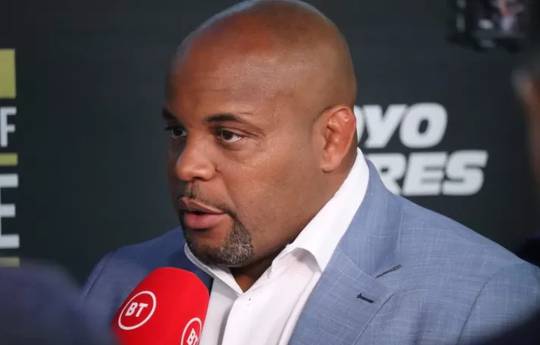 “I hope Ngannou blows his head off.” Cormier is outraged by Fury's disrespectful act