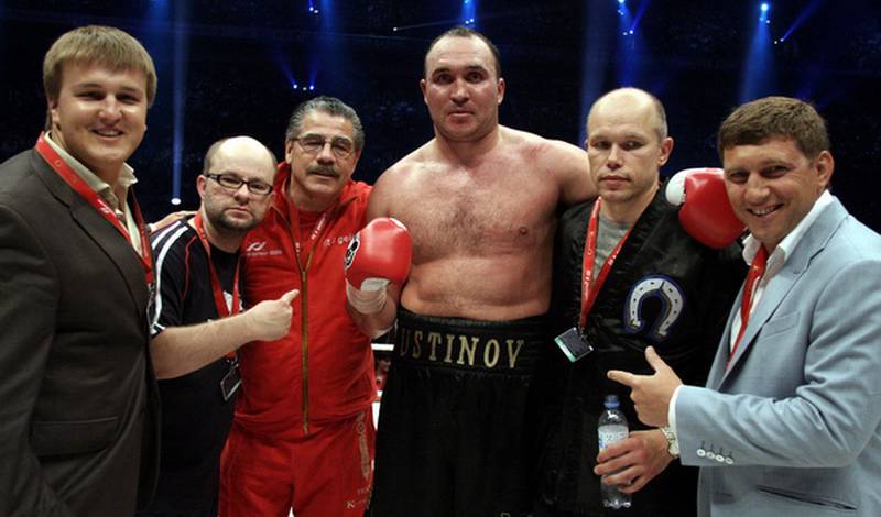 Александр Устинов вместе со своей командой празднует победу