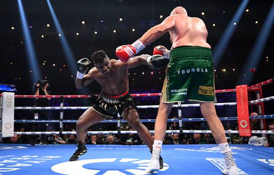 Jones beoordeelde Ngannou's debuut in professioneel boksen