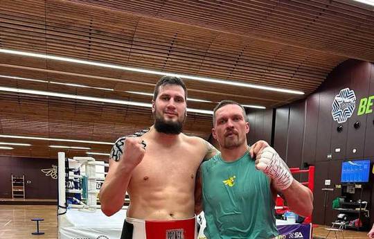 Usyk sparring with Khasanovich