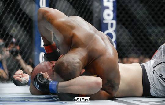 Cormier knocks Ozdemir out in second round (video)