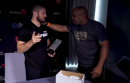 Khabib receives a surprise from Cormier during an interview (video)