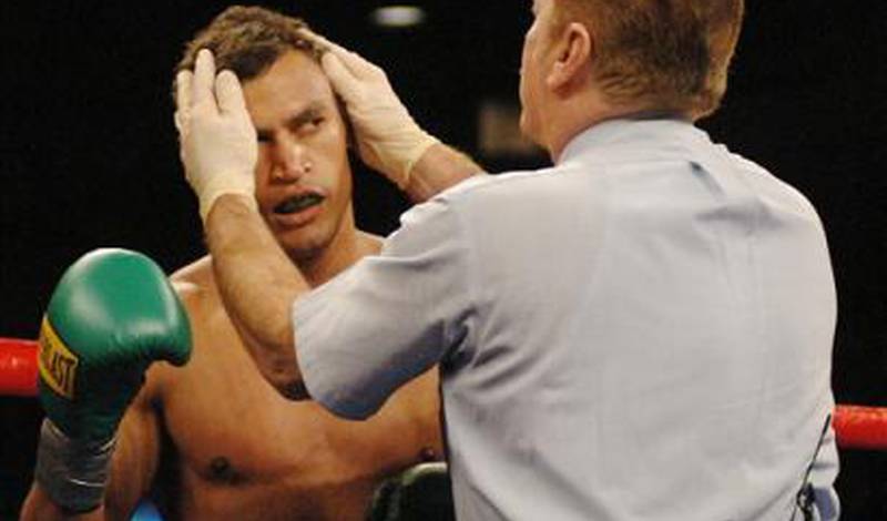 Рефери проверяет Аселино Фрейтаса после случайного столкновения головами в первом раунде