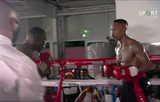 In Africa, a boxer during the fight began to strike in the air (video)