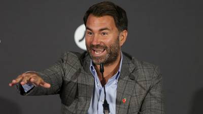 Eddie Hearn sobre De La Hoya: "Persegue-me como um fã louco"