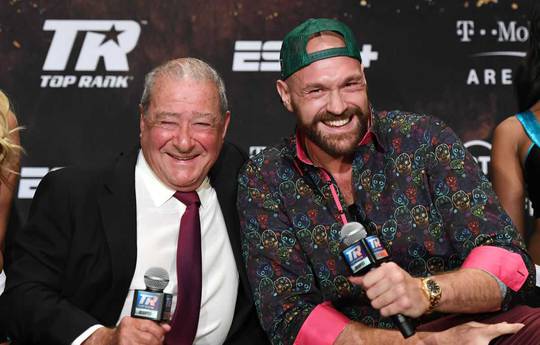 Arum stands up for Fury after scrapping his fight with Usik in February
