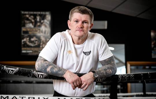 Le prodige de la boxe britannique raccroche les gants tôt, dit son père : "Il a pris sa décision"