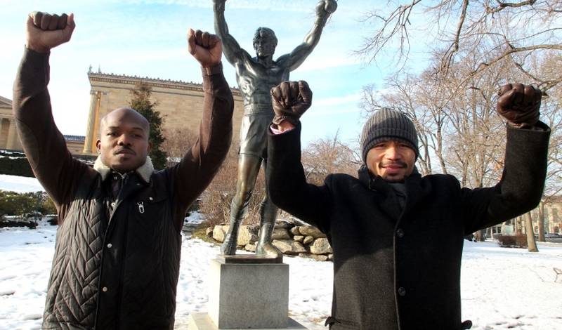 Тимоти Брэдли и Мэнни Пакьяо возле статуи «Роки» в Филадельфии