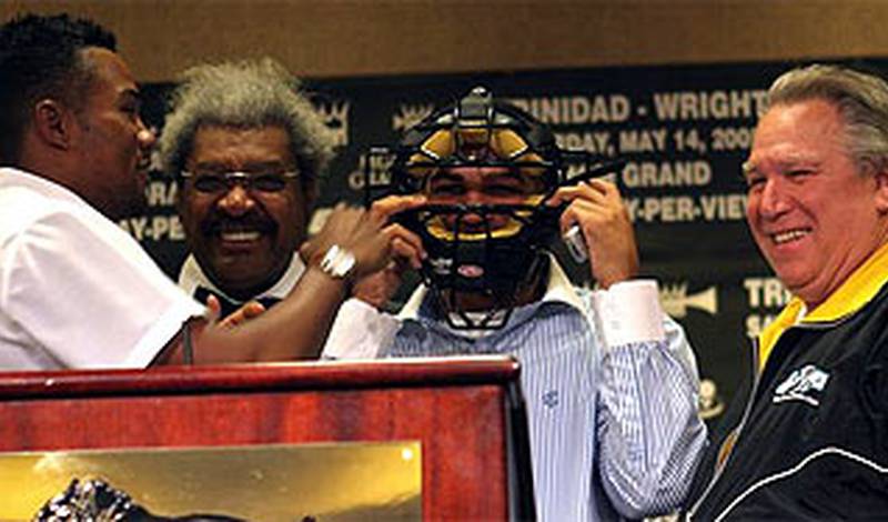 Феликс Тринидад дарит Рональду Райту защитную маску на пресс-конференции в Лас-Вегасе