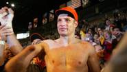Виталий Кличко в оранжевой бейсболке. Тем самым поддерживая оранжевую революцию в Украине