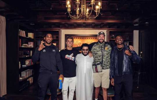 Turki Al-Sheikh postte een foto met Ronaldo, Joshua, Fury en Ngannou en beloofde grote verrassingen