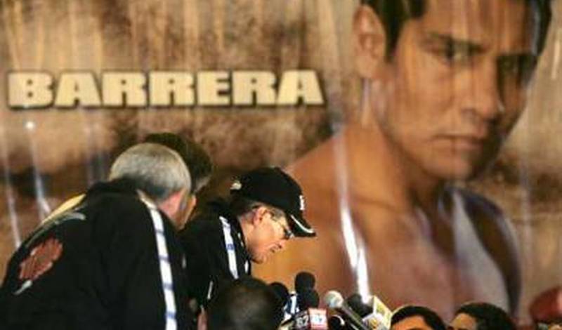 Марко Антонио Баррера отвечает на вопросы журналистов во время пресс-конференции после боя
