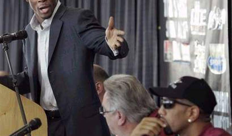 Джермейн Тейлор во время финальной пресс-конференции показывает рукой на Рональда Райта