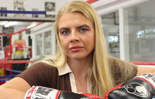 What time is Tysie Gallagher vs Ebonie Jones tonight? Ringwalks, schedule, streaming links
