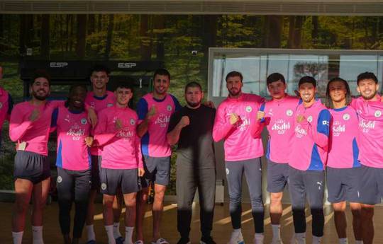 Khabib würde die Manchester City Spieler wegen der Farbe ihrer Kleidung nicht ins Fitnessstudio lassen