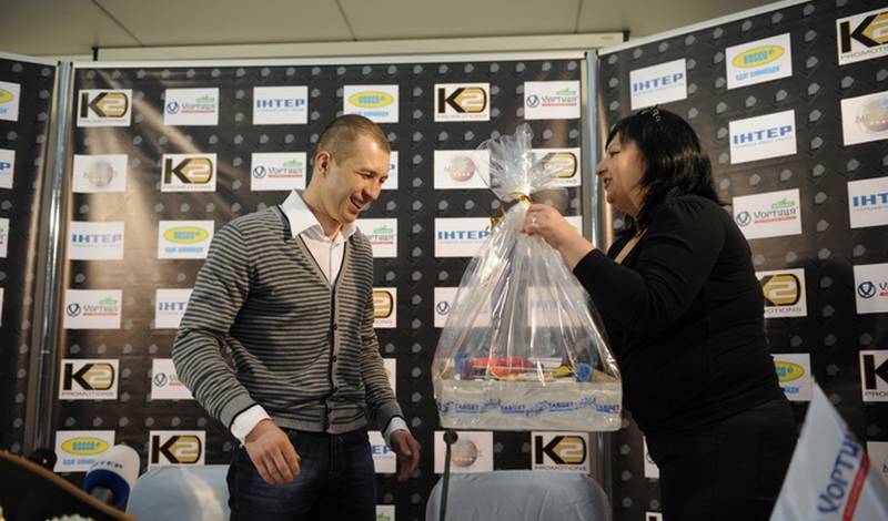 Исполнительный директор "K2 Promotions" вручает Федченко подарок ко Дню Рождения