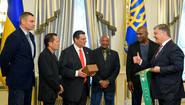 Poroshenko meets with the legends of boxing