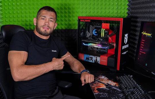 У бойца UFC Мурадова компьютер за 15 тысяч евро
